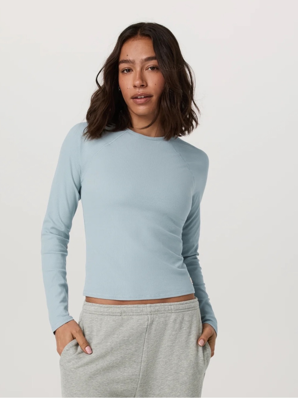 Vuori Long-Sleeve Ribbed pose Crew blue haze size small